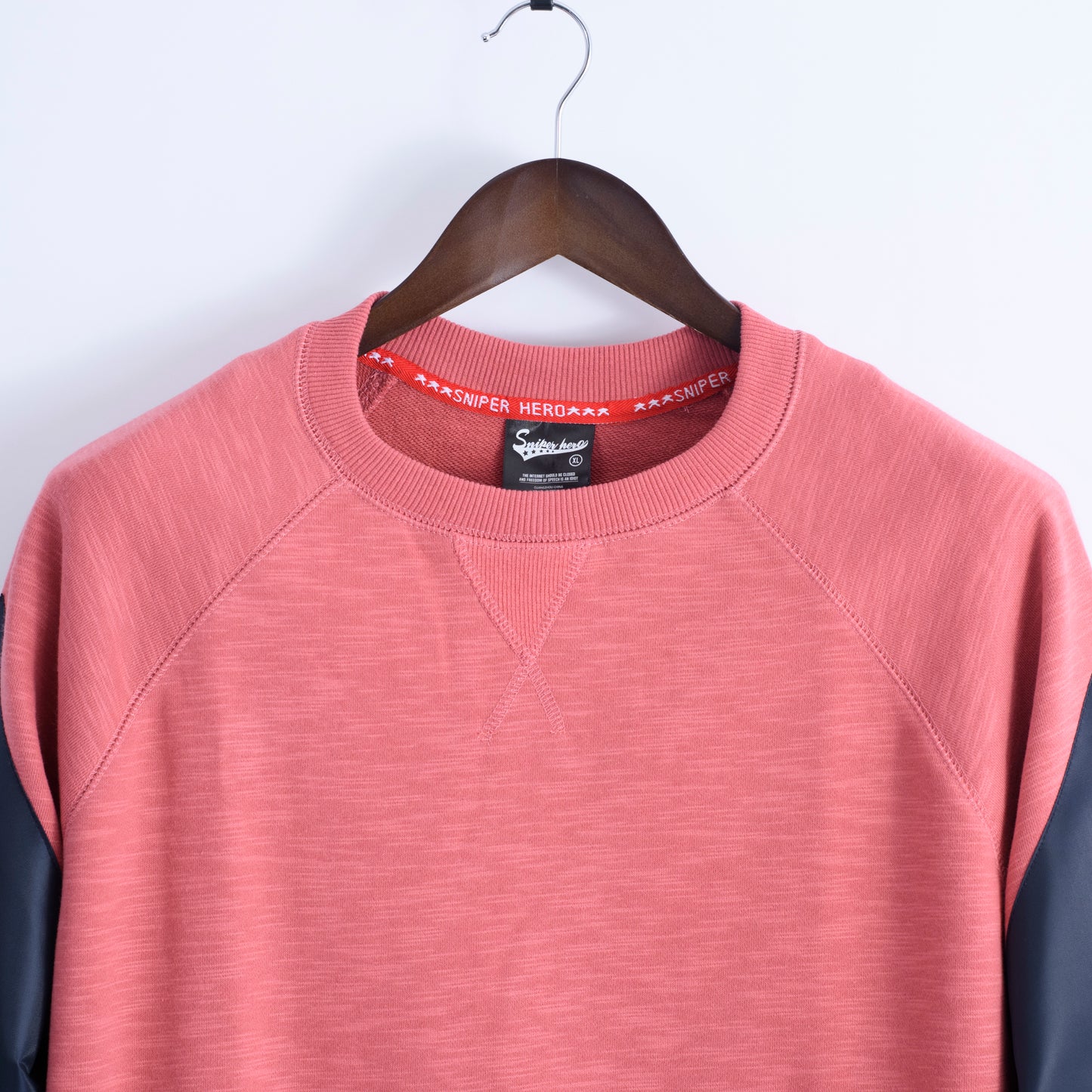 Men’s Crew Neck Solid Color Zip Pocket Sweatshirt.