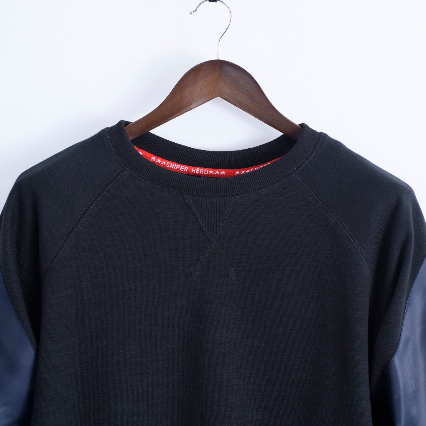 Men’s Crew Neck Solid Color Zip Pocket Sweatshirt.